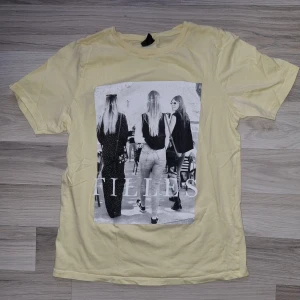 Topp - Gul topp från Gina Tricot med tryck på. 