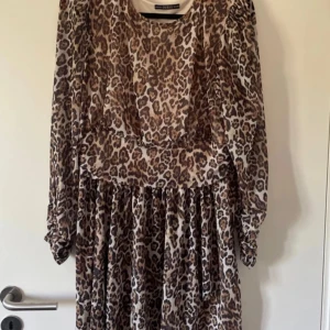 Guess klänning  - Använd 2 gånger.
