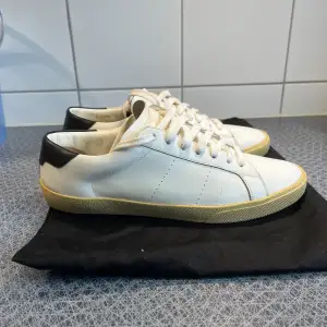 Tjena säljer nu ett par tvärfeta saint Laurent skor. Väldigt fint skick. Dustbag ingår. Tveka inte på att höra av dig om du har en fråga 😁