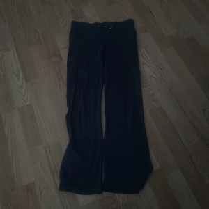 Säljer byxorna för 100 kr. Priset kan diskuteras i privat - Jag säljer byxorna för att de är för små. Storleken är 146/152.