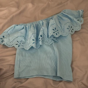 Volang topp - Oanvänd volang top från zara, jätte snygg till sommaren!