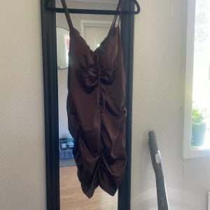 Gullig klänning  - Stl L men passar både Xl o M Stretchig och mjuk i materialet