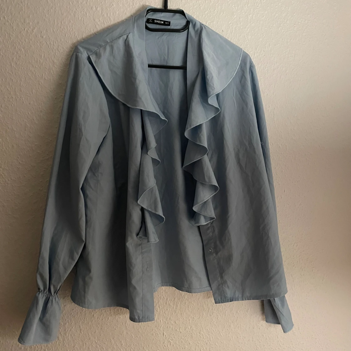 Blus med volang  - 90