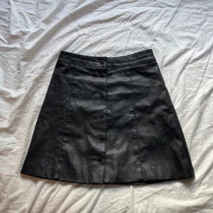 Skinnkjol  - Svart skinnkjol från HM i storlek XS/34 (normal i storlek). Kjolen har inga defekter. Jag säljer kjolen för att den är för liten för mig.