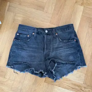Perfekta jeans shorts till sommaren❤️ Storlek w 29, passar en XS & S💖 