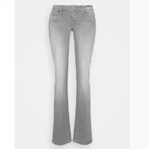 säljer ett par ltb jeans för 650 och kan diskutera pris. dne har småa defekter som inte syns mycket. för mer frågor är de bara att skriva!❤️