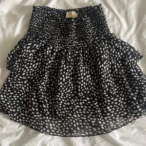 Gullig kjol från chelsea som kan användas som topp också, fint skick💛 Köparen betalar frakten