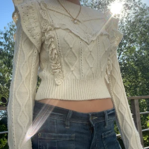 Super söt långärmad tröja - Säljer min vita långärmade tröja från mango. Super söt och skön men kommer inte till användning. Nypris var runt 800 kr. Skriv för fler bilder❤️❤️❤️