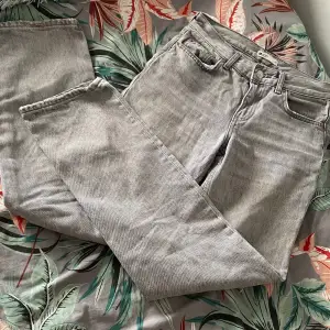 Gråa populära low waist/lågmidjade straight/raka jeans från ginatricot. Använda men inga defekter på dem alls. Fin färg till sommaren🩶