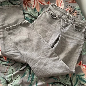 Grå jeans ginatricot  - Gråa populära low waist/lågmidjade straight/raka jeans från ginatricot. Använda men inga defekter på dem alls. Fin färg till sommaren🩶