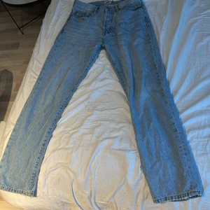 Lager 157 jeans - Ett par fina ljusa lager 157 jeans. Riktigt fina. Knappt använda. Lite slitningar men de är snyggare så.