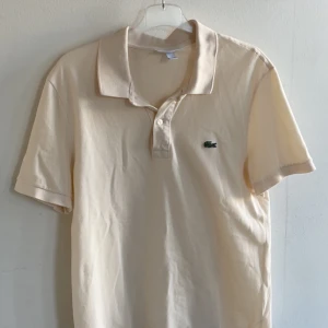 Lacoste Piké  - Säljer min piké från Lacoste. Den är  mycket bra skick och använd endast ett fåtal gånger. Pris går att diskutera!! 