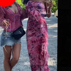 Klänning  - Jättefin klänning från Zara. Endast använd 1 gång. En liten defekt förekommer men inget som påverkar helheten. Hör av er vid frågor! 💕