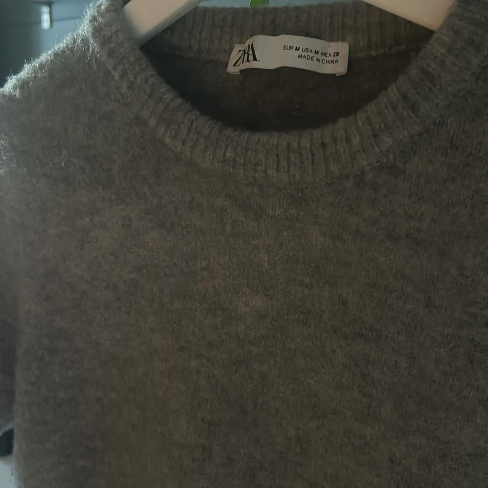 Stickad tröja från Zara, väldigt bra skick använd 2-3ggr. Säljer för att den inte kommer till användning. Köpt för 329kr säljer för 250kr.. Stickat.