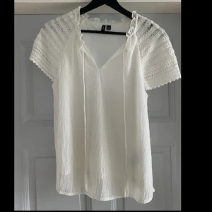Söt topp💞 - Blus från Veromoda i storlek S💗Nypris 349💞 Inte använd mer än 3 ggr och jättefint skick💞 Skriv vid fler frågor💗