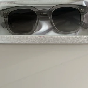 Chimi solglasögon  - Solglasögon. Nypris 1500. Knappt använda. 0.2 bågar. Fodral ingår 