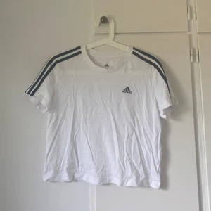 Adidas tshirt  - Tshirt från adidas som är använd 1 gång. Inga defekter. Lite kortare modell.