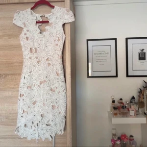  klänning white dress - Helt ny Perfekt för studenten!  Storlek XS  från märket xenia Nypris ca 1000kr