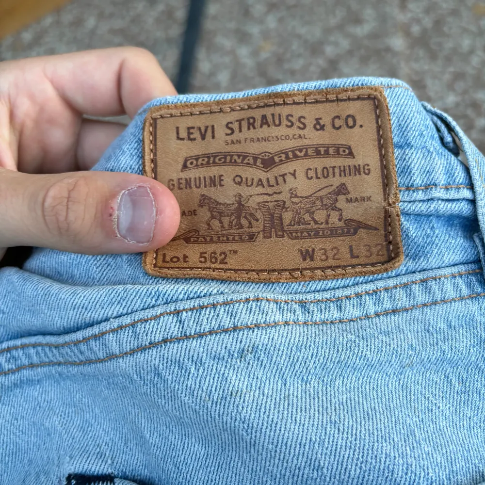 Levis Jeans Blåa storlek 32 32, samma sak med dessa bara legat i garderoben så dom är lite skrynkliga pga att allt är nytvättat! . Jeans & Byxor.