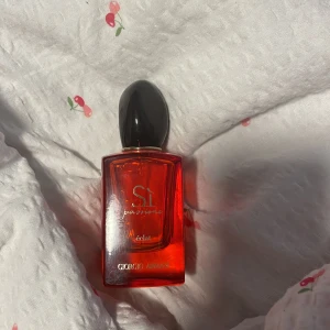 Armani si passione - En fruktig och floral doft, innehåller noter av B.la vanilj, mysk, ros, svarta vinbär och citrus! Originellt 50 ml men drygt 35% kvar, originalpris är 1400 för 50 ml och 1000 för 30 ml