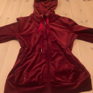 vin  Röd kofta ❤️ - Säljer den här vin röda koftan från Gina tricot i storleken XS ❤️ Lite dåligt ljus på andra bilden men färgen är lika Dan på framsidan som baksidan ❤️ Kontakta gärna om du har frågor 💞⭐️ Jag säljer för att jag inte använder den ❤️