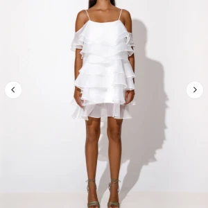 By Malina kami dress - Säljer den här jättefina by malina klänningen i storlek xs, passar även en s! Oanvänd och har prislapp kvar. Helt slutsåld överallt. Kan mötas i Västerås eller posta! Har egna bilder, pris kan diskuteras❣️