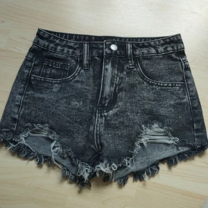 Gråa Jeans Shorts  - Fina korta gråa jeans shorts perfekt till sommaren. Med snygga detaljer och bra kvalitet. Nästan helt oanvänd, alltså mycket god skick. 