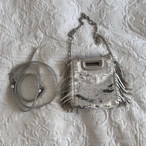 Maje väska  - Säljer min fina maje väska som jag inte använder längre. Man ser täcken av användning men skulle ändå säga att den är bra skick. 