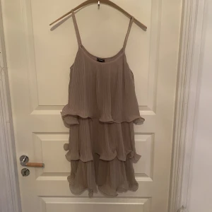 Volangklänning - Säljer nu min fina volangklänning, då den tyvärr inte kommer till användning. Passar både M och S, beroende på önskad passform!