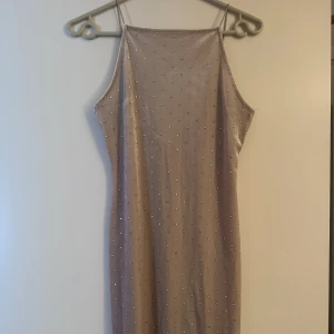 Klänning  - Säljer den här klänningen, har använt den 1-2 gånger 💞