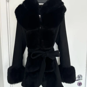 Jacka med päls ( inte äkta )  - En fin jacka med foder och päls på utsidan ( inte äkta päls men väldigt mjuk och skönt.) mocka på ärmar och rygg. Köpt på Chelsea för cirka 1 år sedan använd max 7 gånger. Storlek S men funkar galant på xs som jag själv är. 