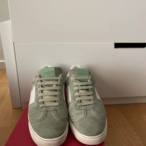 Hej säljer dessa valentino flycrews  - Sitter ungefär 1 - 0,5 storlekar större är strl 37 men sitter som 38 39 skick 9 /10 en nit saknas inga större defekter