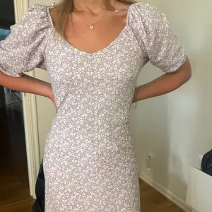 fin klänning i lila blommor💜