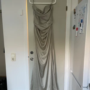 Off the shoulder klänning  - Grå/salviagrön klänning från Asos i nyskick och oanvänd, slutsåld på hemsidan. Nypris 1569kr  Otroligt snygg klänning, komplimang-garanti!