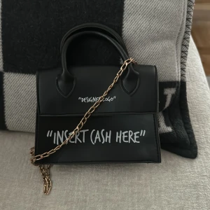 En sommar väska med snygga texster på väskan  - Den är i bra skick inte använd nån gång fin väska 