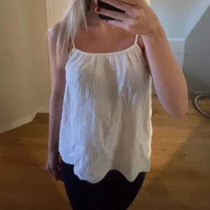 blus - vit blus ifrån hm, sparsamt använd.