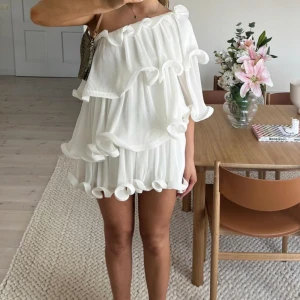 Klänning  - Säljer denna fina klänning från lojsan Wallin x nakd (helt slutsåld ) helt ny med lapp kvar, bara testad 