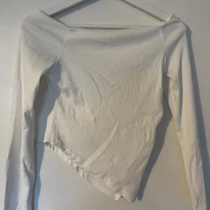 Off shoulder långärmad  - Off shoulder långärmad i vit, utan fläckar 