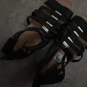 Jätte fina sandaler, helt nya 