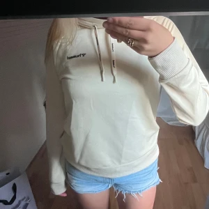 Sweatshirt  - Nyskick då den aldrig har kommit till användning 💕