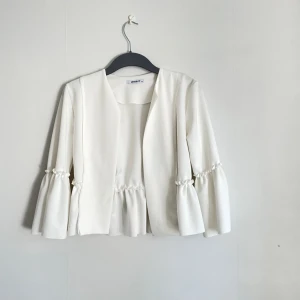 Kofta, trekvartsärm kofta,  - Säljer denna jätte snygga trekvartsärm koftan, köpt för 3 år sedan men använt 4ggr!😍💕💕