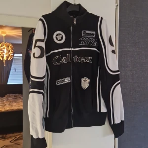 Tröja - Använd, men fint skick. Dragkedja, fickor