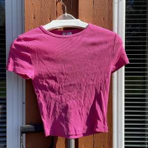 En rosa tröja från Hm(använd 1 gång). Nypris 99, säljer för 30. Sitter lite tajt.