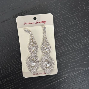 Diamant örhängen - De är i nytt skick, helt oanvända och super fina. Har jätte många liknade därför säljer jag dessa💎🩵 