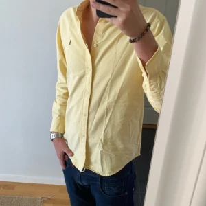 Ralph lauren skjorta - Tja, Säljer nu denna mycket fina skjorta som är i topp skick (9/10) storleken är xs sitter lite större :) Slå en signal ifall intresse finns :)