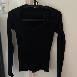 Tröja - Snygg tröja men kommer aldrig till användning längre. Är i storlek L men passar mig som brukar ha S bra. Skriv för fler bilder😇