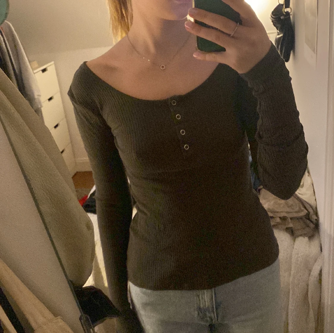 Mörkgrön tröja med knappar