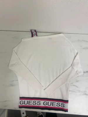 Helt Ny GUESS stickad top  - Säljer en helt ny stickad GUESS top! 