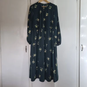 Grön mönstrad klänning - Aldrig använd. Prislapp kvar.