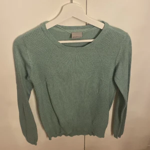 Stickad tröja  - Tightare stickad tröja, liten i storleken